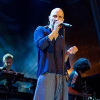 Tim Booth of James performing live in Festas do Mar fotos